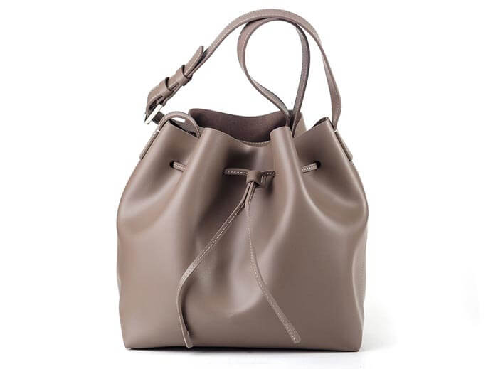 Freistellen Tasche beige braun Produktfoto Schatten